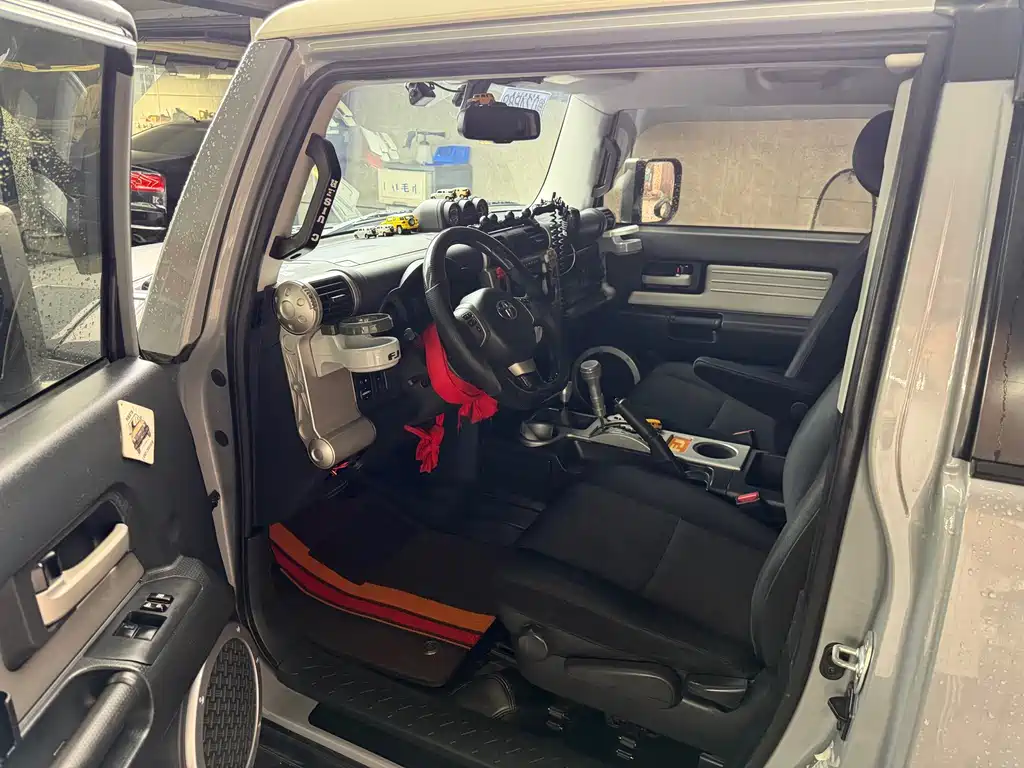 Toyota FJ Cruiser — миниатюра 7