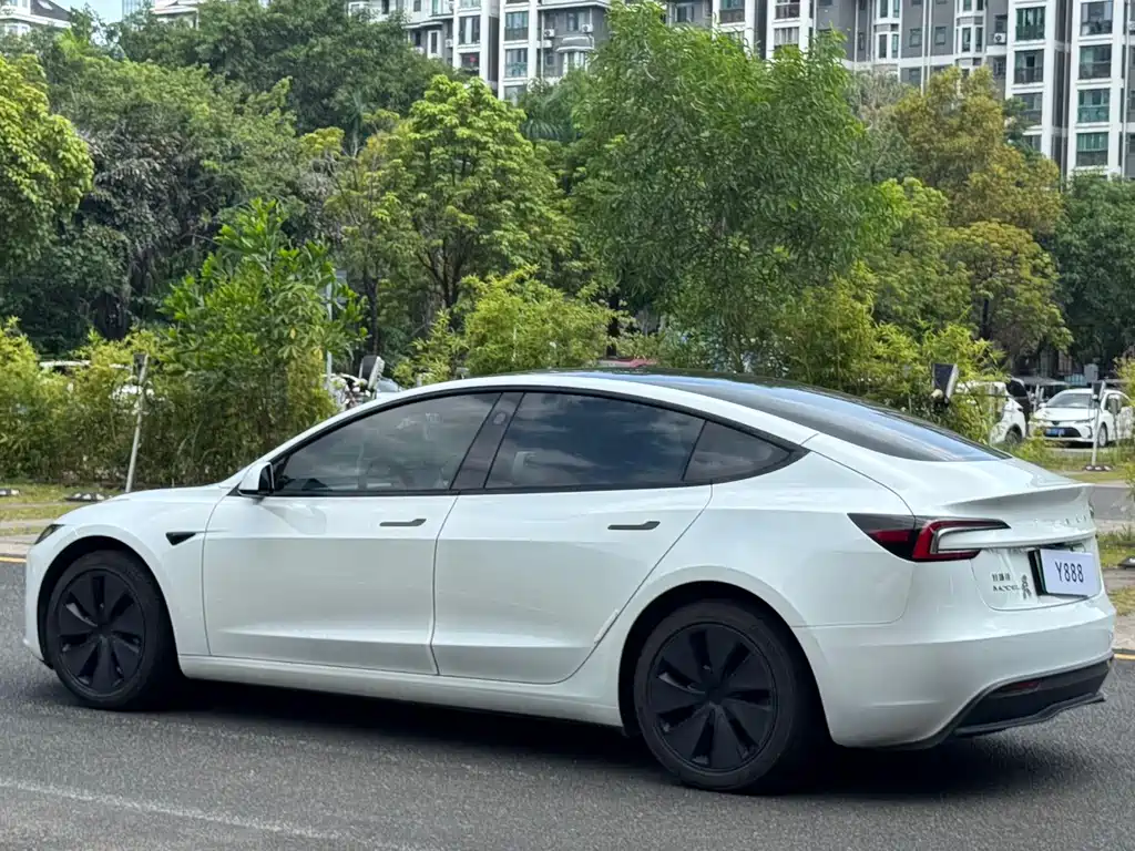 Tesla Model 3 — миниатюра 15