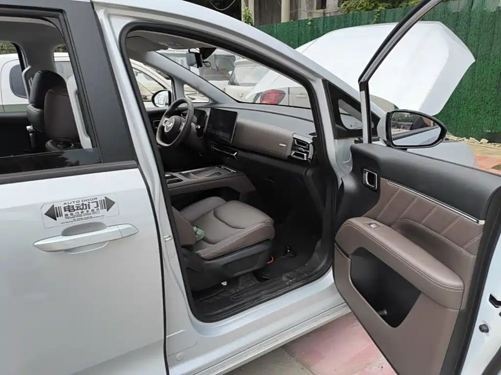 Wuling Xingguang 730 New Energy — миниатюра 9