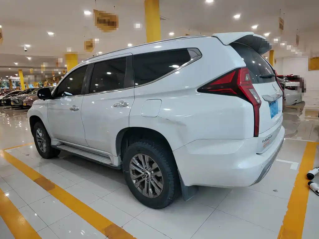 Mitsubishi Pajero (Import) — миниатюра 6