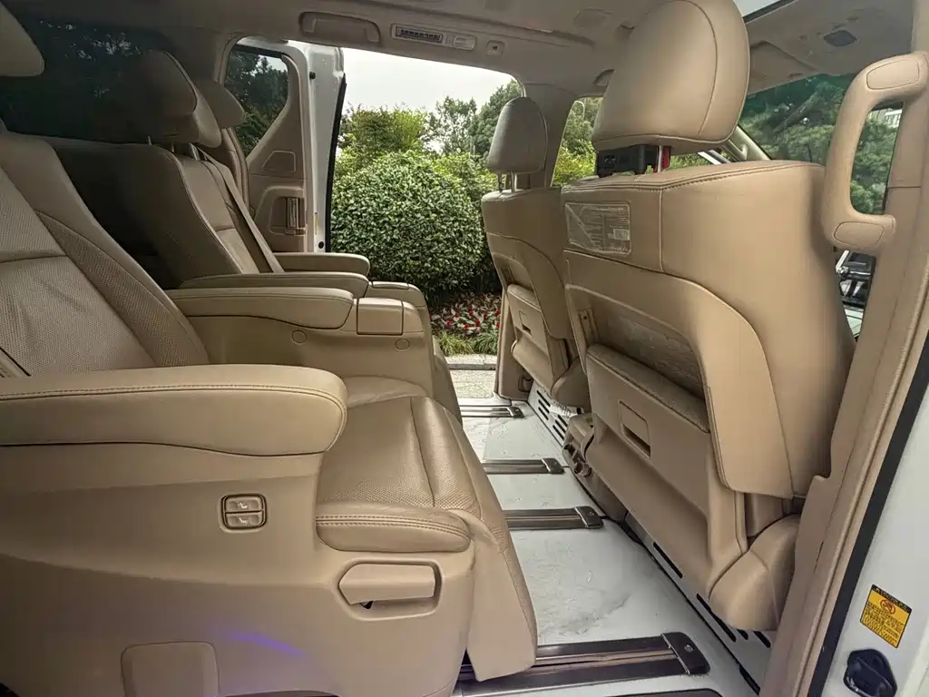 Toyota Alphard — миниатюра 9