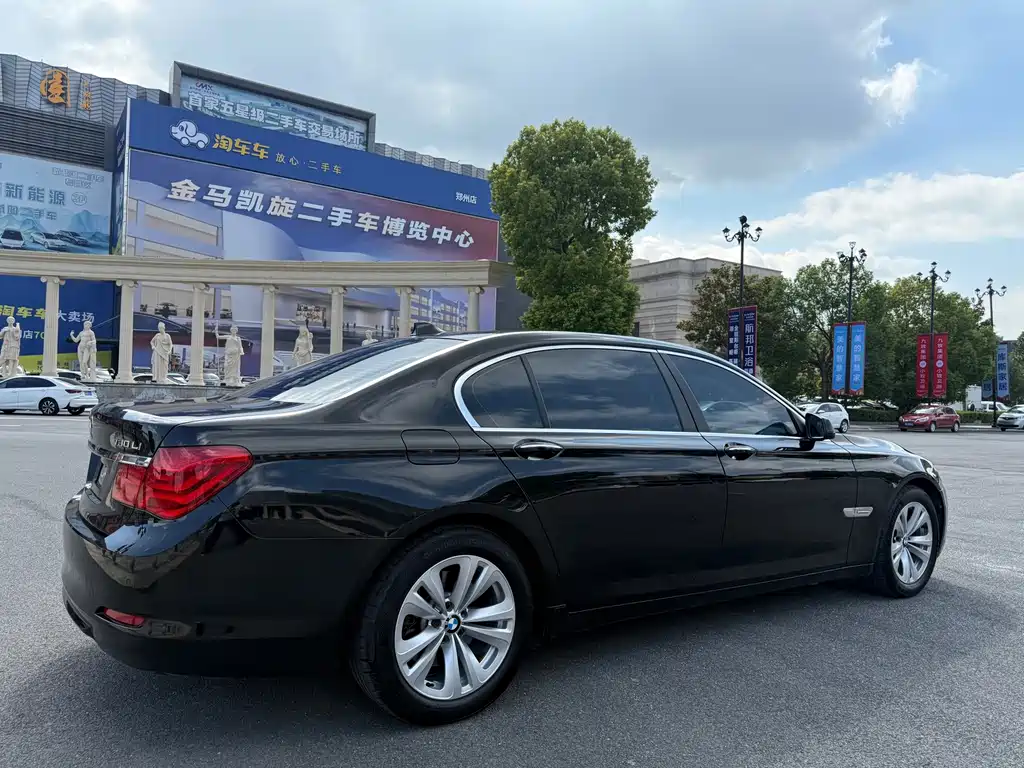BMW 7 Series — миниатюра 9
