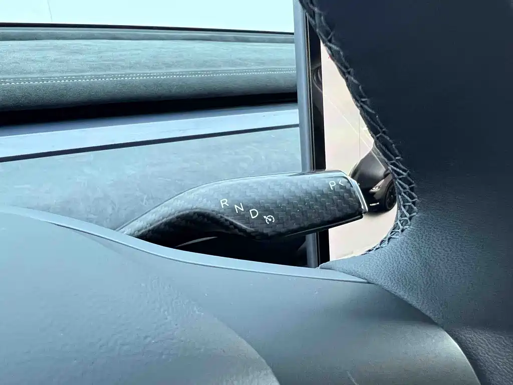 Tesla Model Y — миниатюра 20