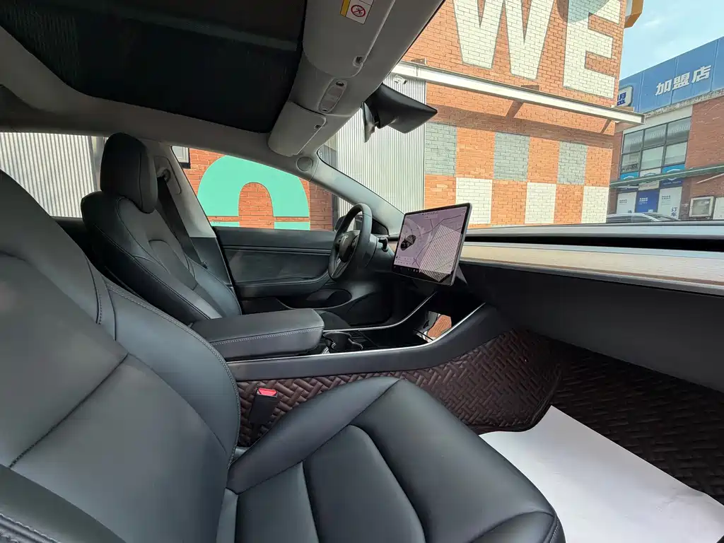 Tesla Model 3 — миниатюра 10
