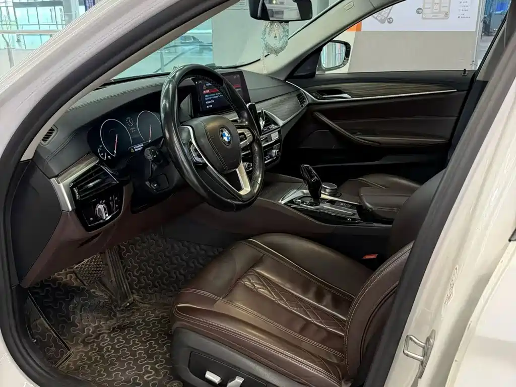 BMW 5 Series — миниатюра 4