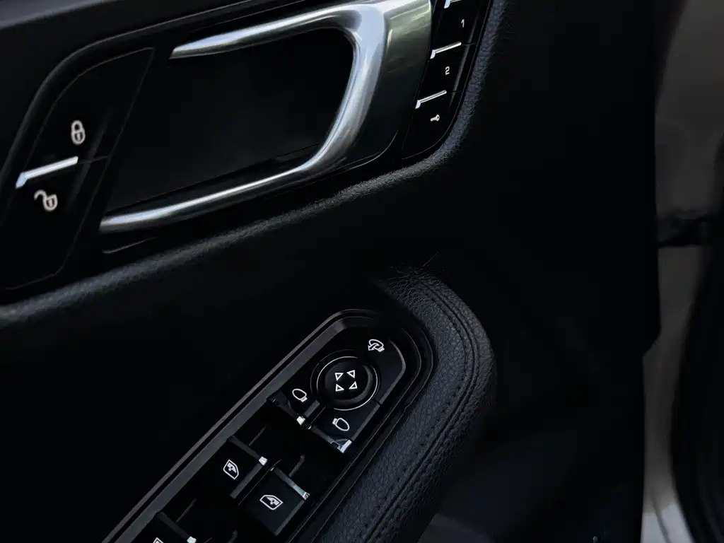 Porsche Macan — миниатюра 9