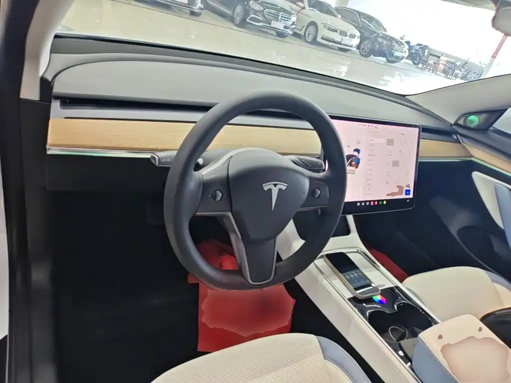 Tesla Model 3 — миниатюра 10