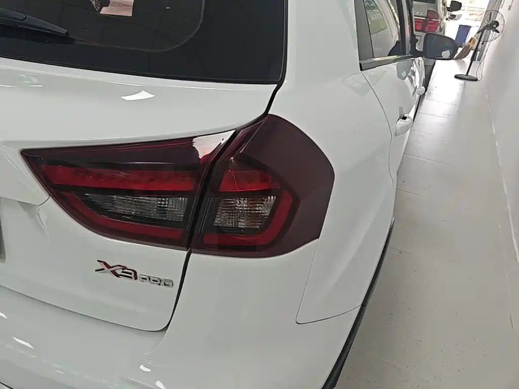 Geely Vision X3 — миниатюра 8