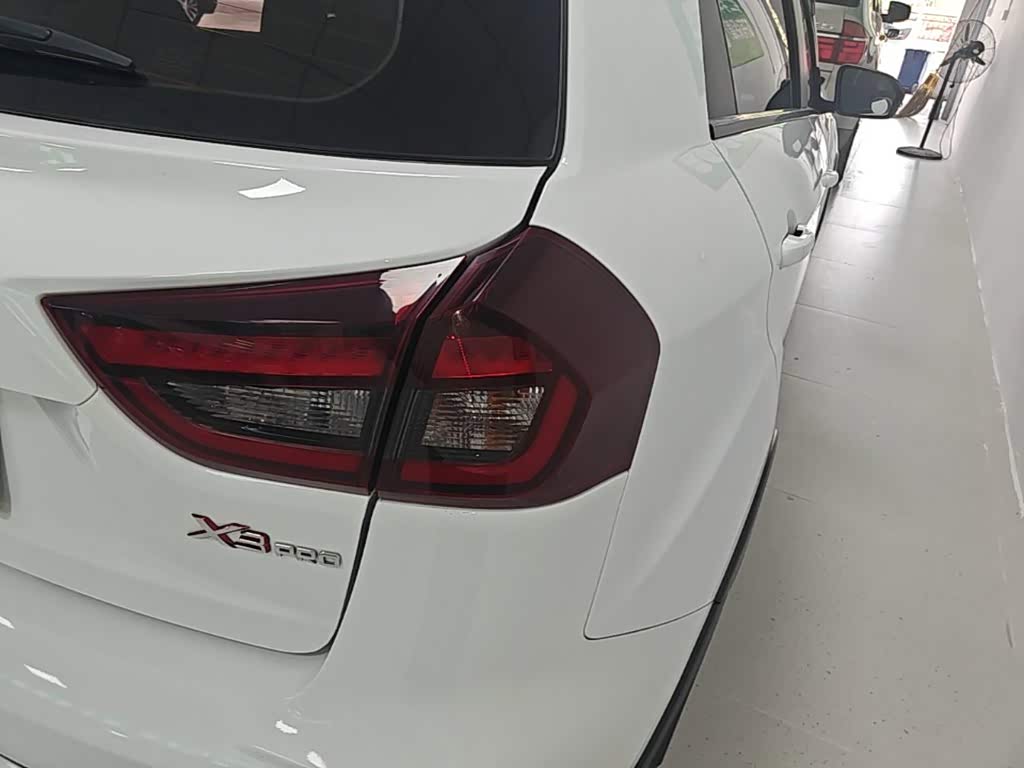 Geely Vision X3 1.5 л 2021 г. Белый, пробег 23400 км