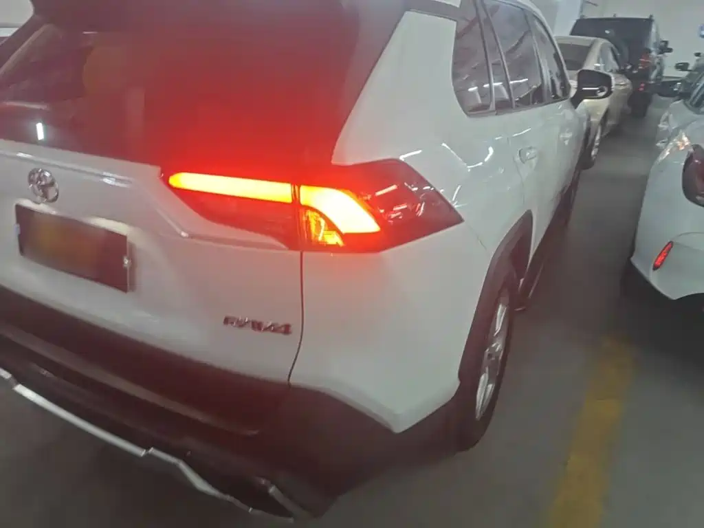Toyota RAV4 — миниатюра 8