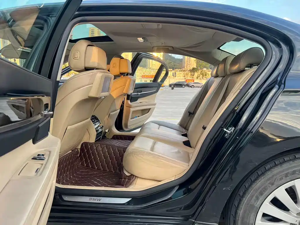 BMW 7 Series — миниатюра 12