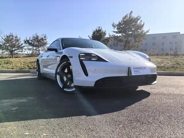 PORSCHE TAYCAN 2024
