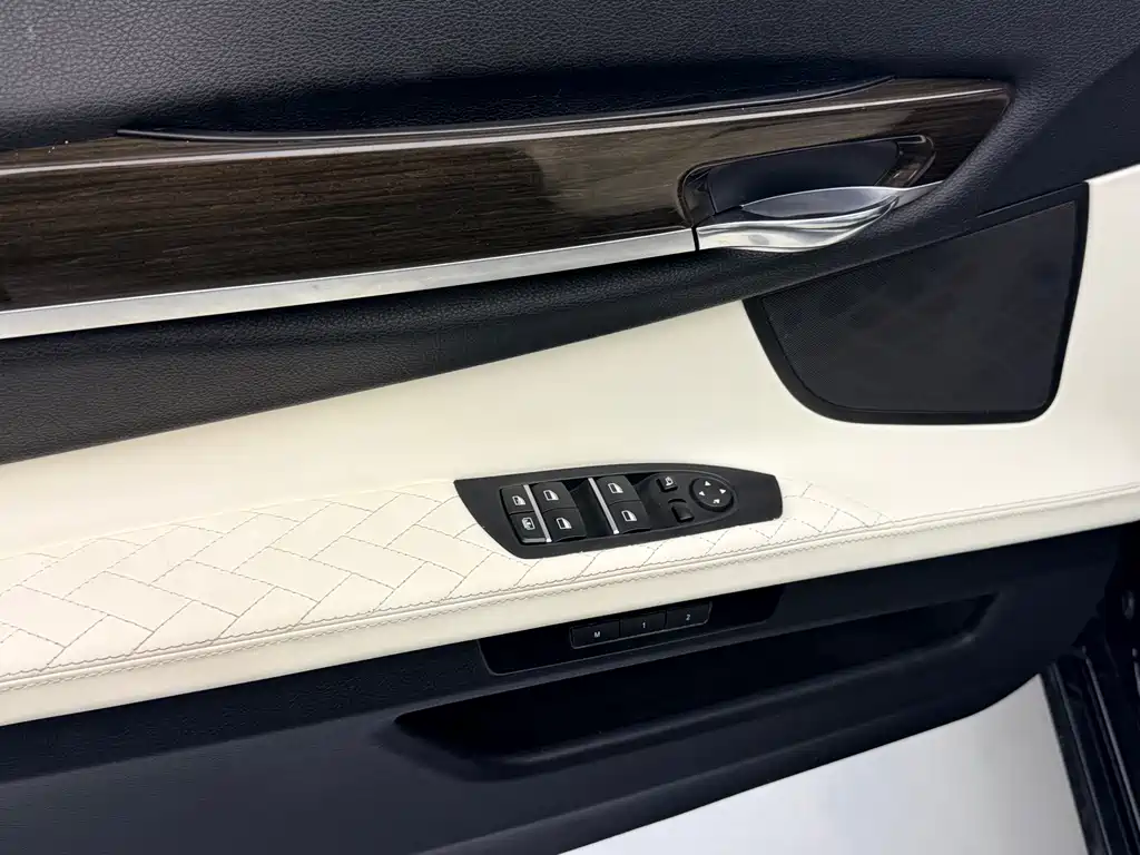 BMW 7 Series — миниатюра 9