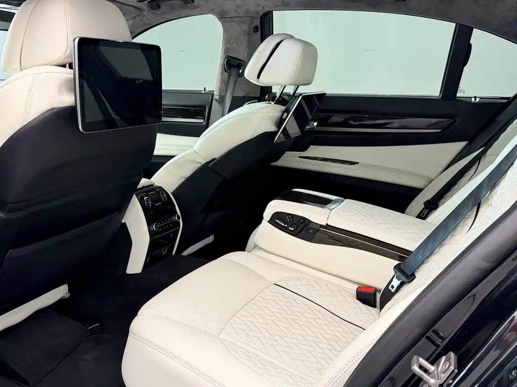 BMW 7 Series — миниатюра 30