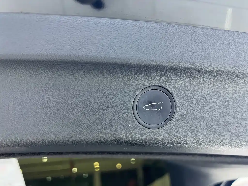 Tesla Model Y — миниатюра 11