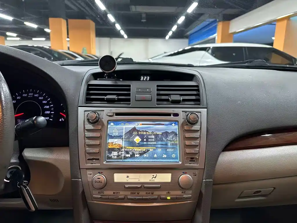 Toyota Camry — миниатюра 11