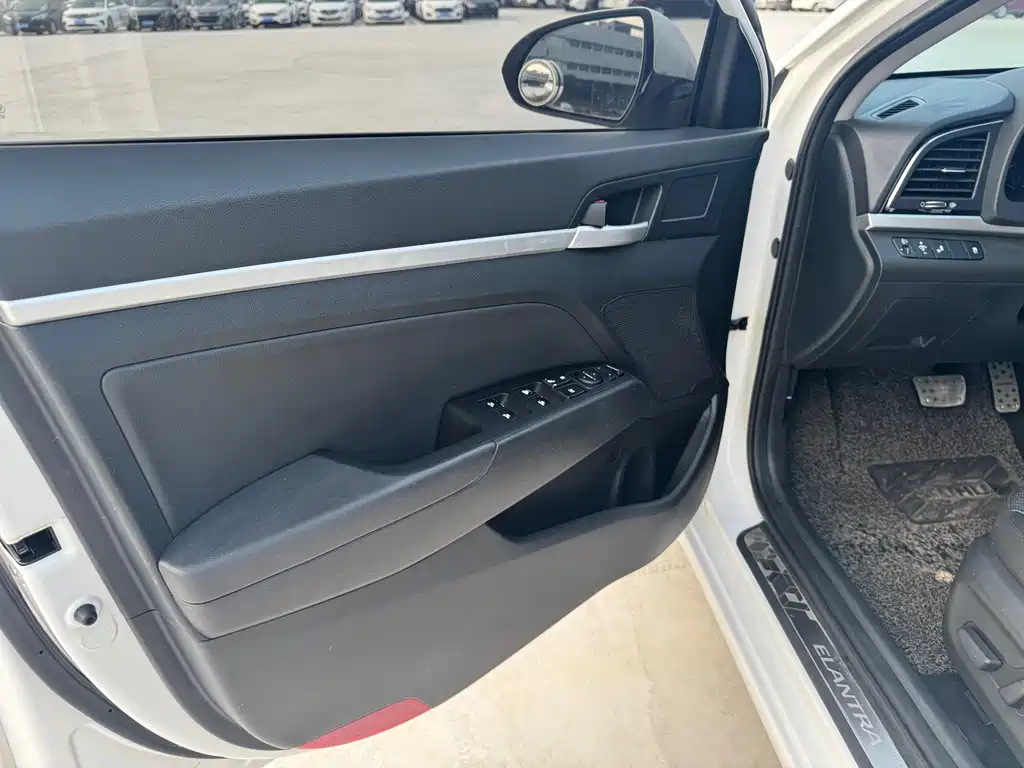 Hyundai Elantra — миниатюра 10