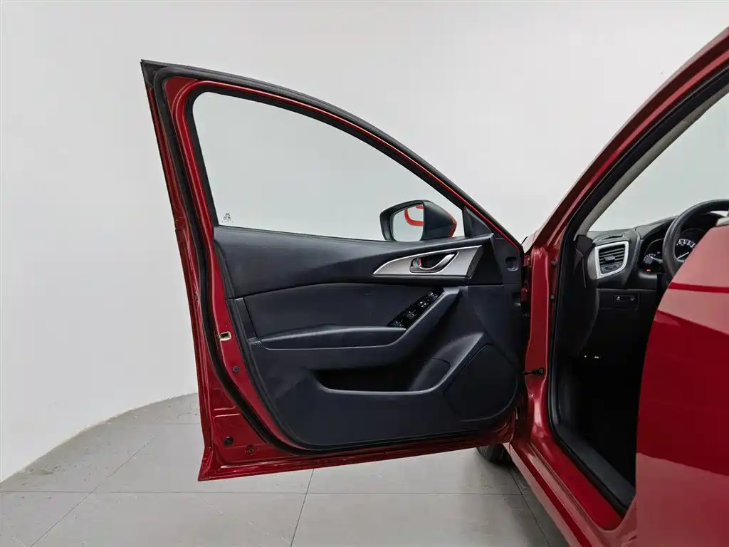 Mazda Mazda3 3 2017 1.5L AT Luxury V