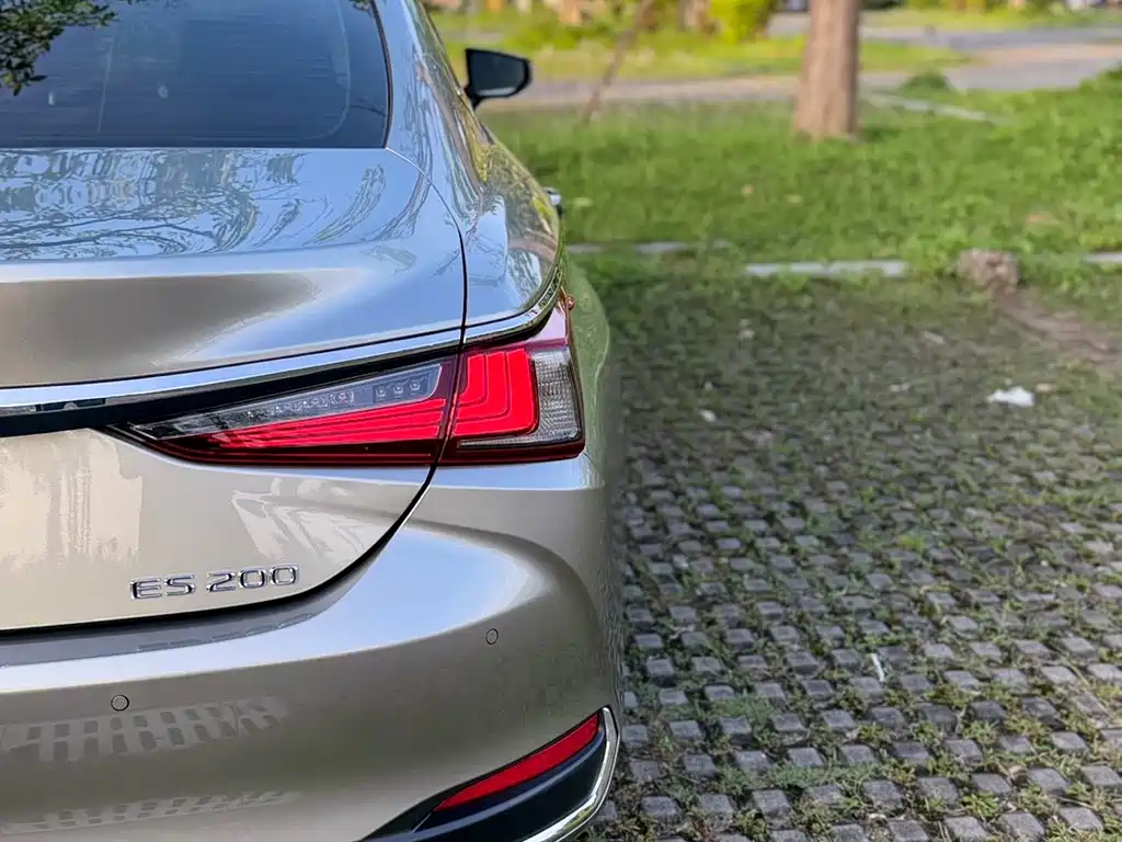 Lexus ES 2021 200
