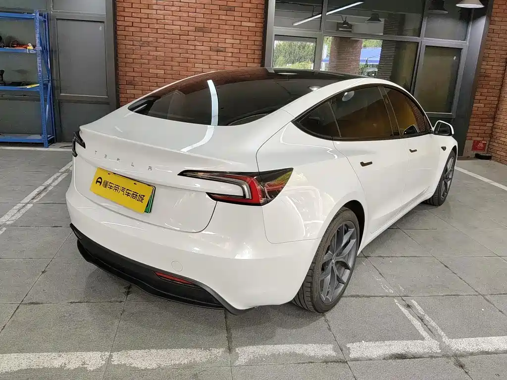 Tesla Model 3 — миниатюра 4