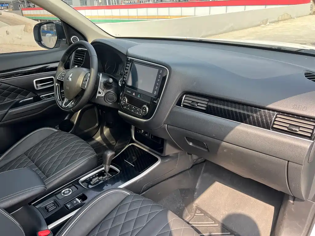 MITSUBISHI OUTLANDER