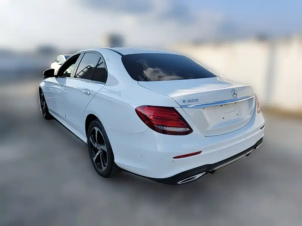 Mercedes-Benz E-Class — миниатюра 7