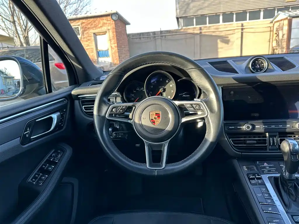 PORSCHE MACAN