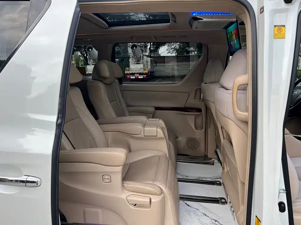 Toyota Alphard — миниатюра 12