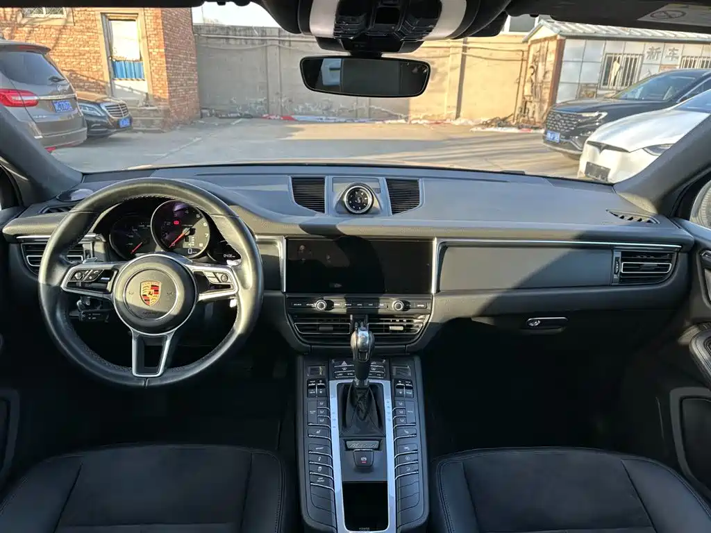 PORSCHE MACAN
