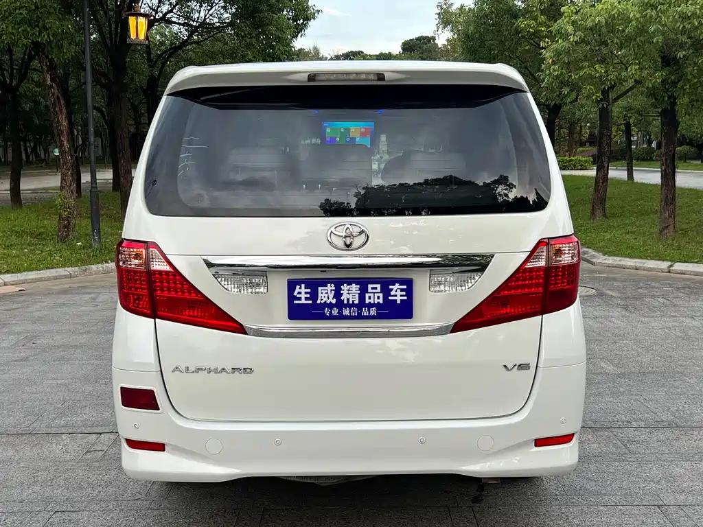 Toyota Alphard — миниатюра 5