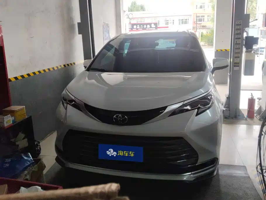 Toyota Sienna — миниатюра 2