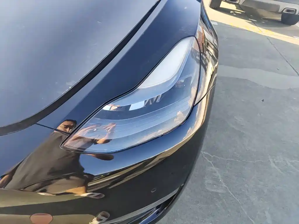 Tesla Model Y — миниатюра 24