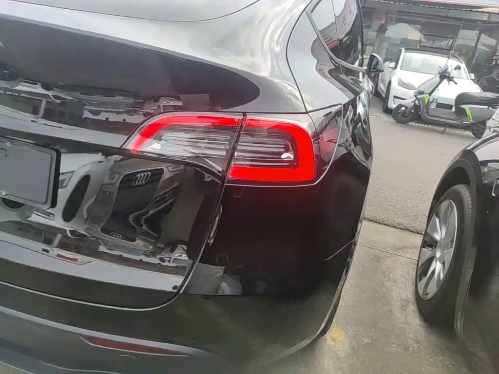 Tesla Model Y — миниатюра 8