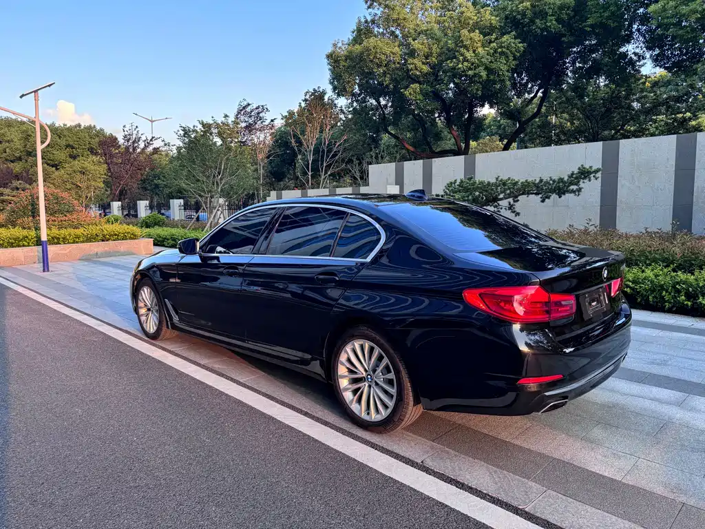 BMW 5 Series — миниатюра 7