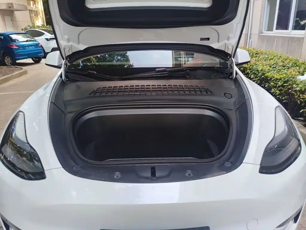 Tesla Model Y — миниатюра 16