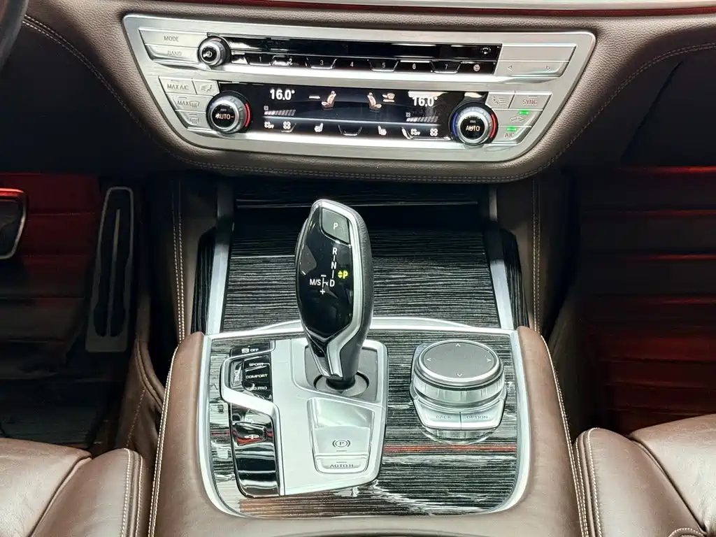 BMW 7 Series — миниатюра 14