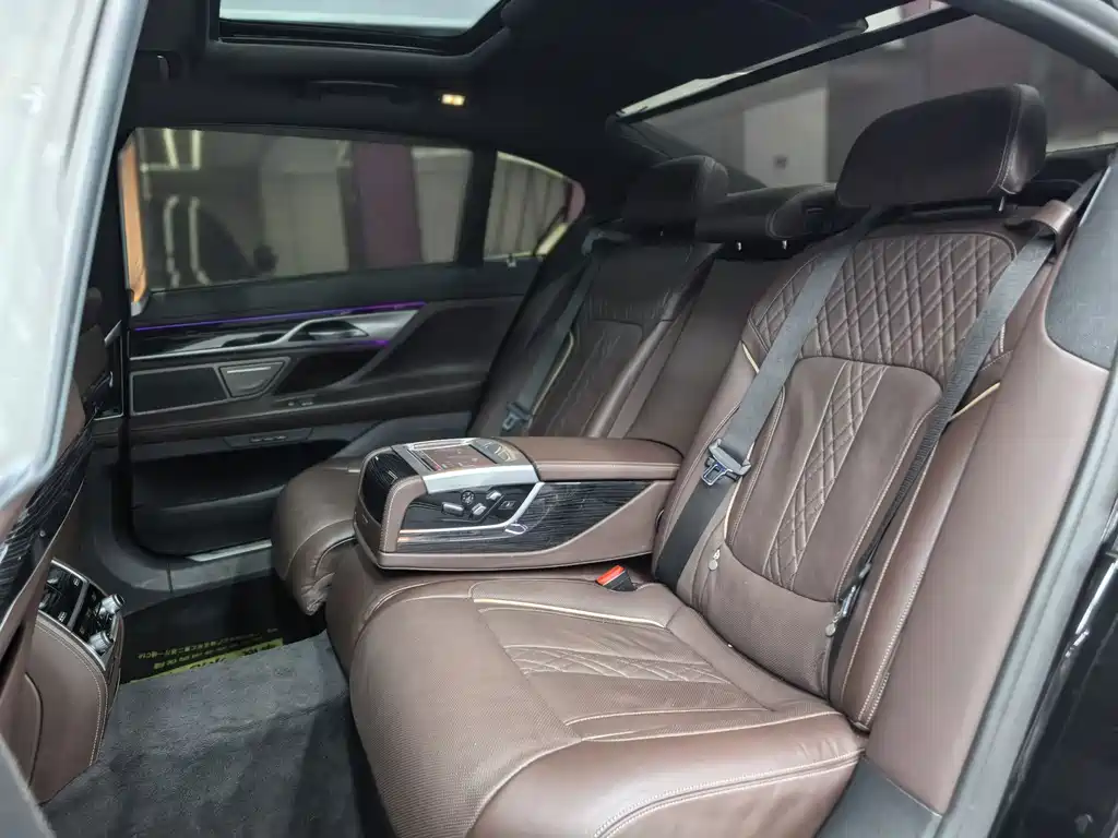 BMW 7 Series — миниатюра 29