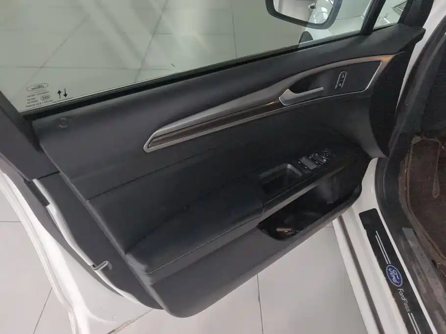 Ford Mondeo — миниатюра 7