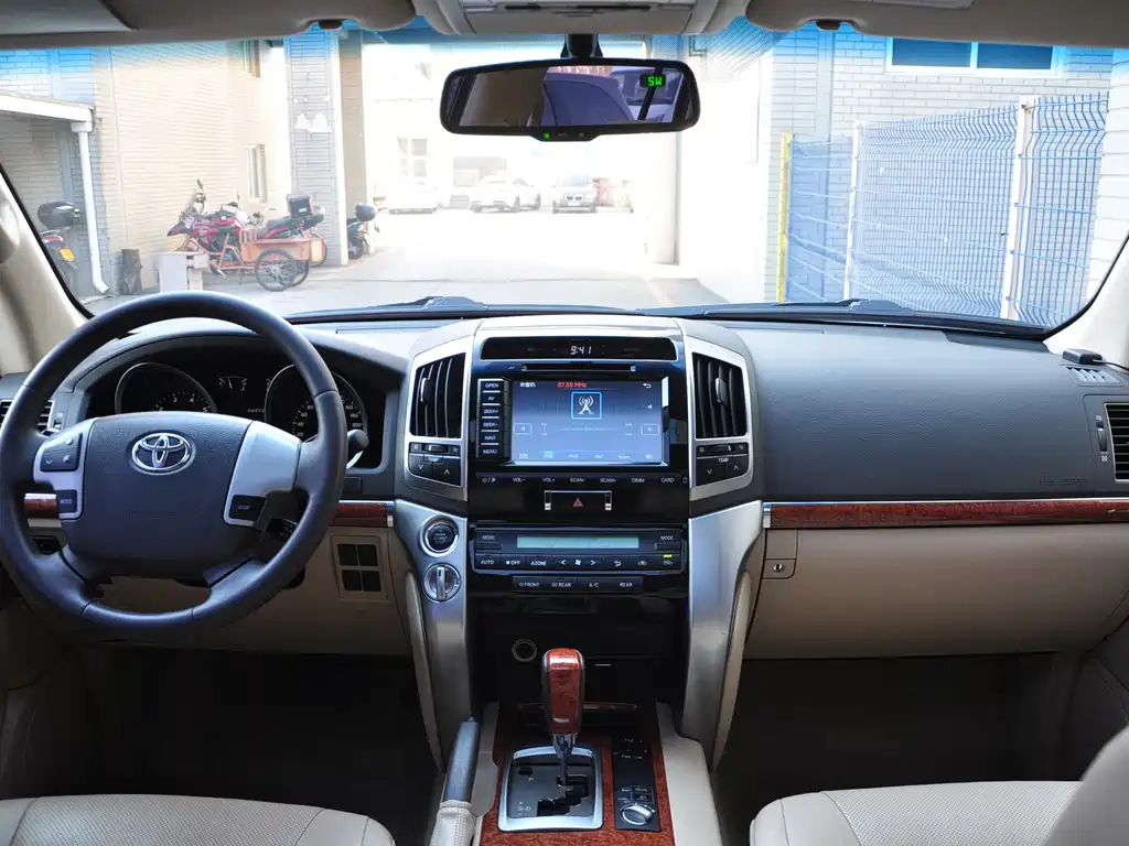 Toyota Land Cruiser 2012 4.6L AT VX