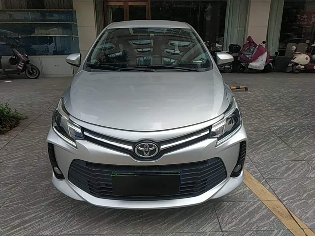 Toyota Vios 1.5 л 2023 г. Серебристо-серый, пробег 17600 км