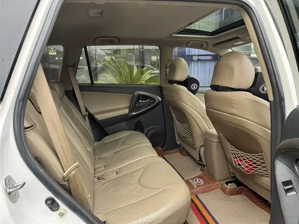 Toyota RAV4 2012 2.4L AT Luxury