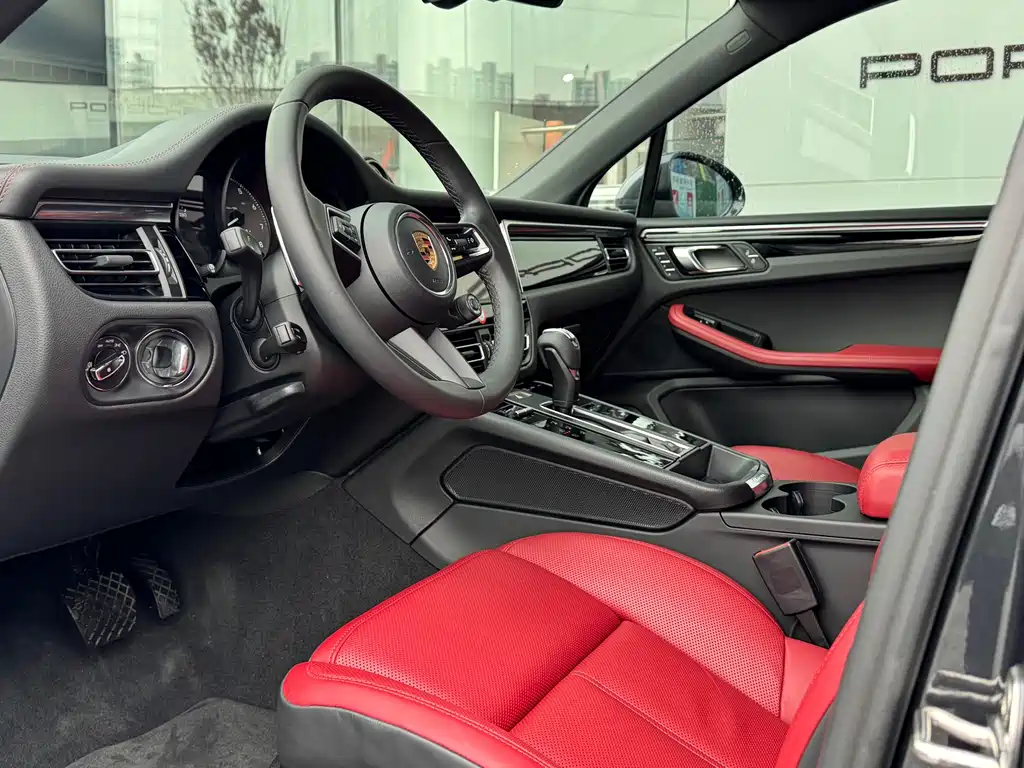 PORSCHE MACAN