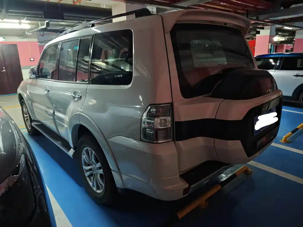 Mitsubishi Pajero (Import) — миниатюра 5