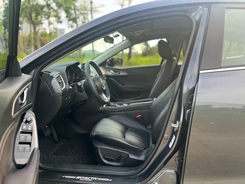 Mazda Mazda3 3 2019 2.0L AT Luxury V