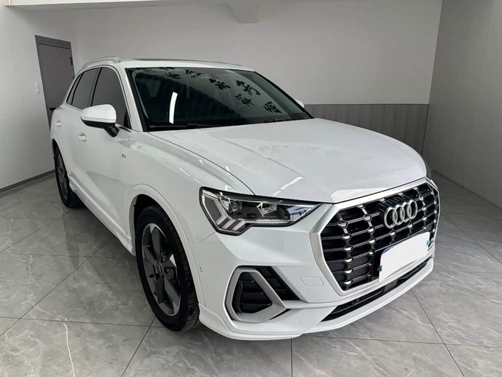 Audi Q3 1.4 л 2022 г. Белый, пробег 28000 км