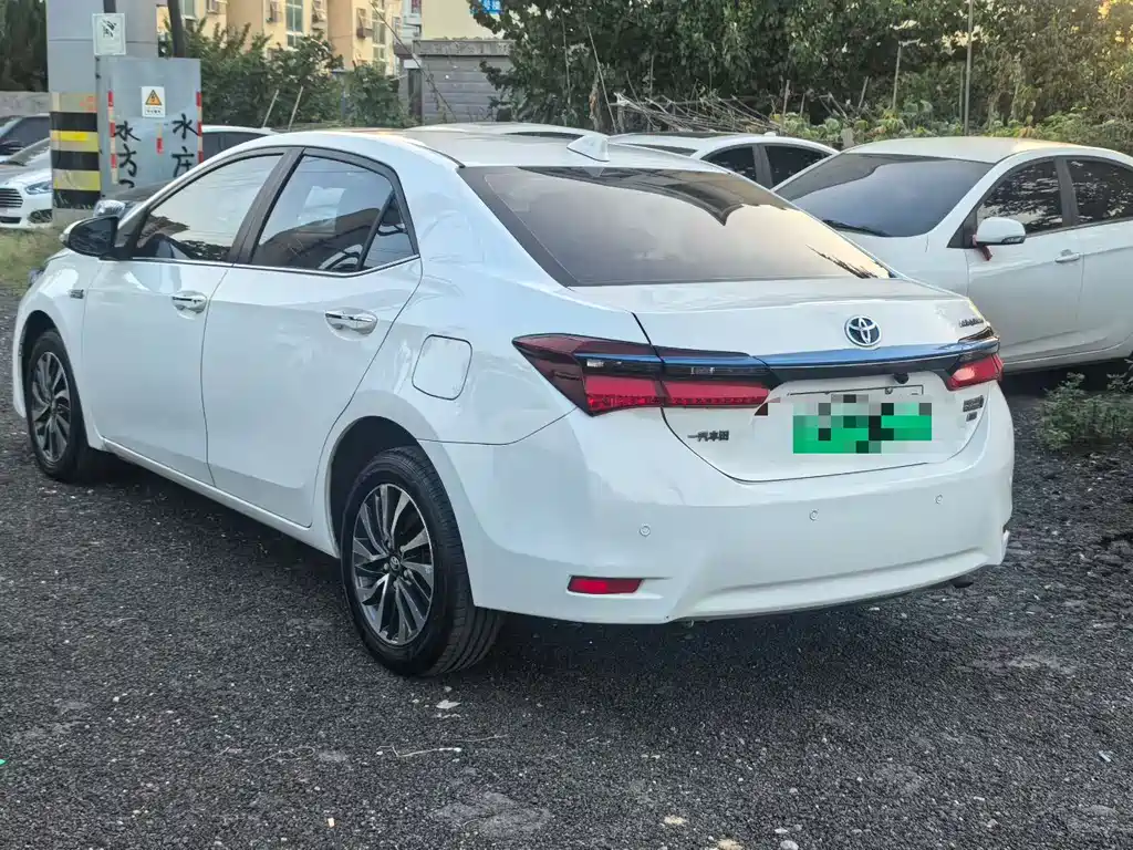 Toyota Corolla Hybrid — миниатюра 8