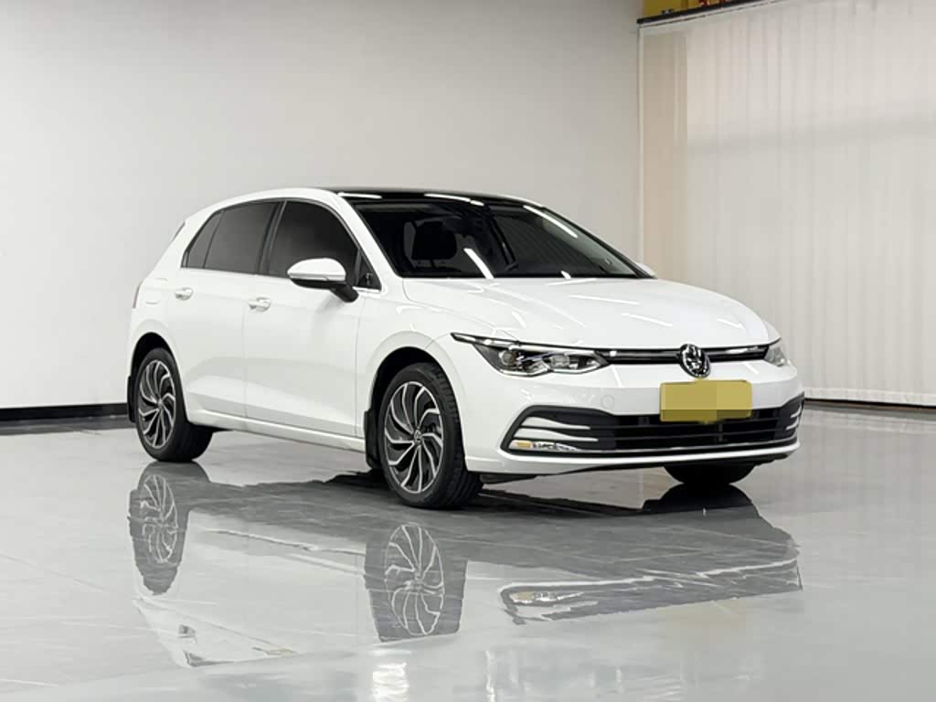 Volkswagen Golf 1.4 л 2023 г. Белый, пробег 20000 км