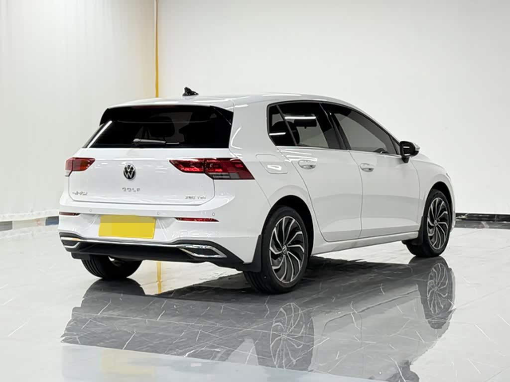 Volkswagen Golf 1.4 л 2023 г. Белый, пробег 20000 км