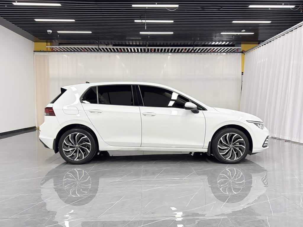 Volkswagen Golf 1.4 л 2023 г. Белый, пробег 20000 км