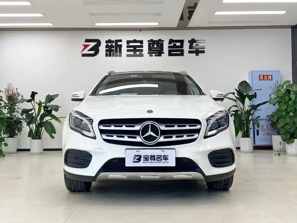 MERCEDES-BENZ GLA